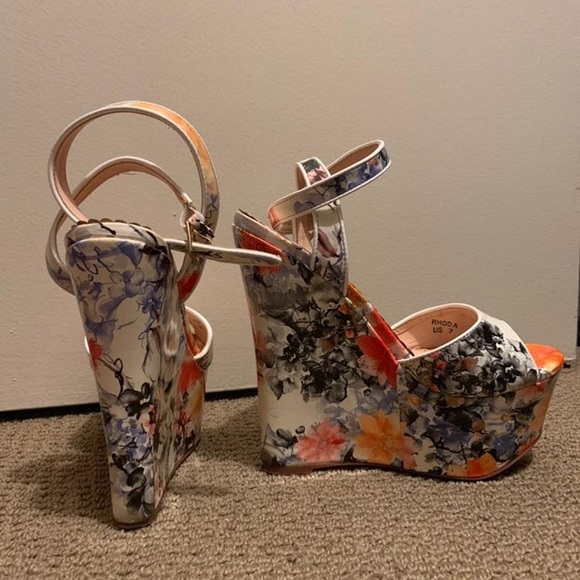 Floral wedges - Picture 3 of 4